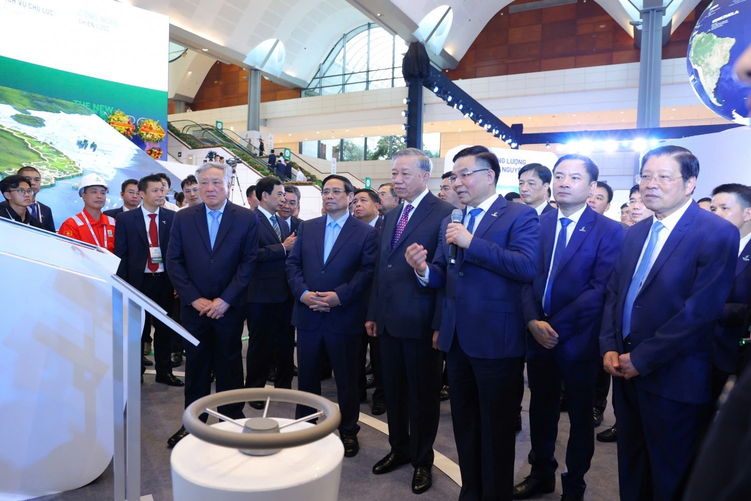 General Secretary To Lam, Prime Minister Pham Minh Chinh and delegates visited the exhibition of outstanding scientific and technological achievements of Petrovietnam in 50 years of formation and development.